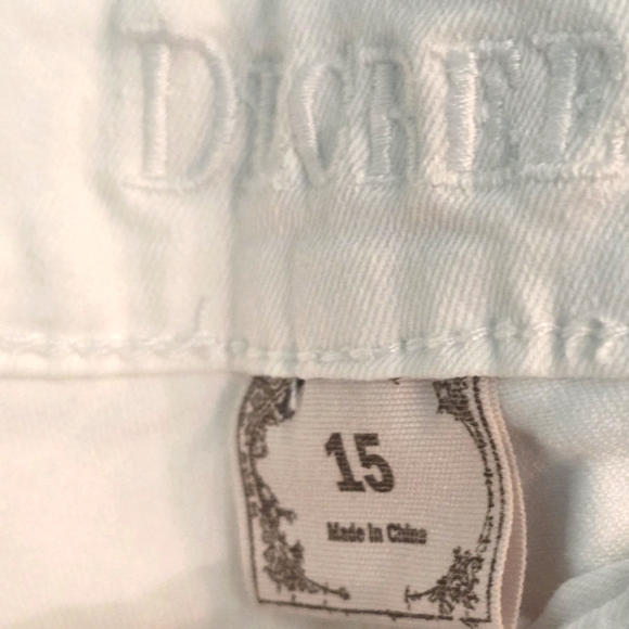 Juniors Decree Size 15 White Cutoff Shorts with Floral Stiching Pre-Owned - Picture 2 of 8